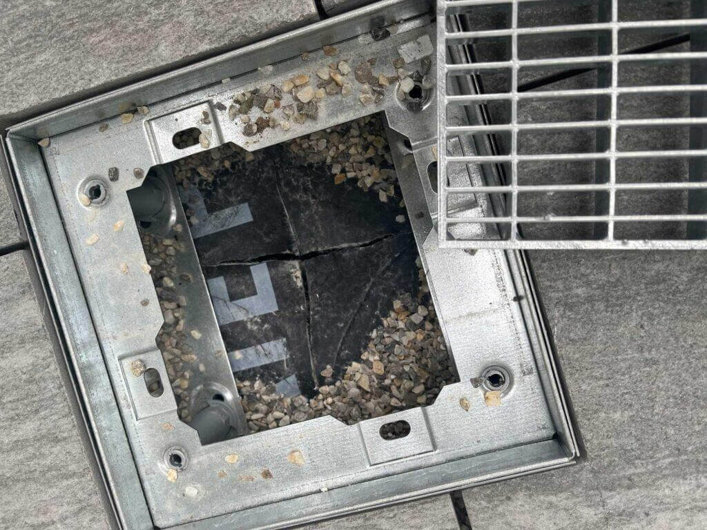 Verschmutzte Lüftungsanlage mit Staub und Schmutzablagerungen im Metallgehäuse