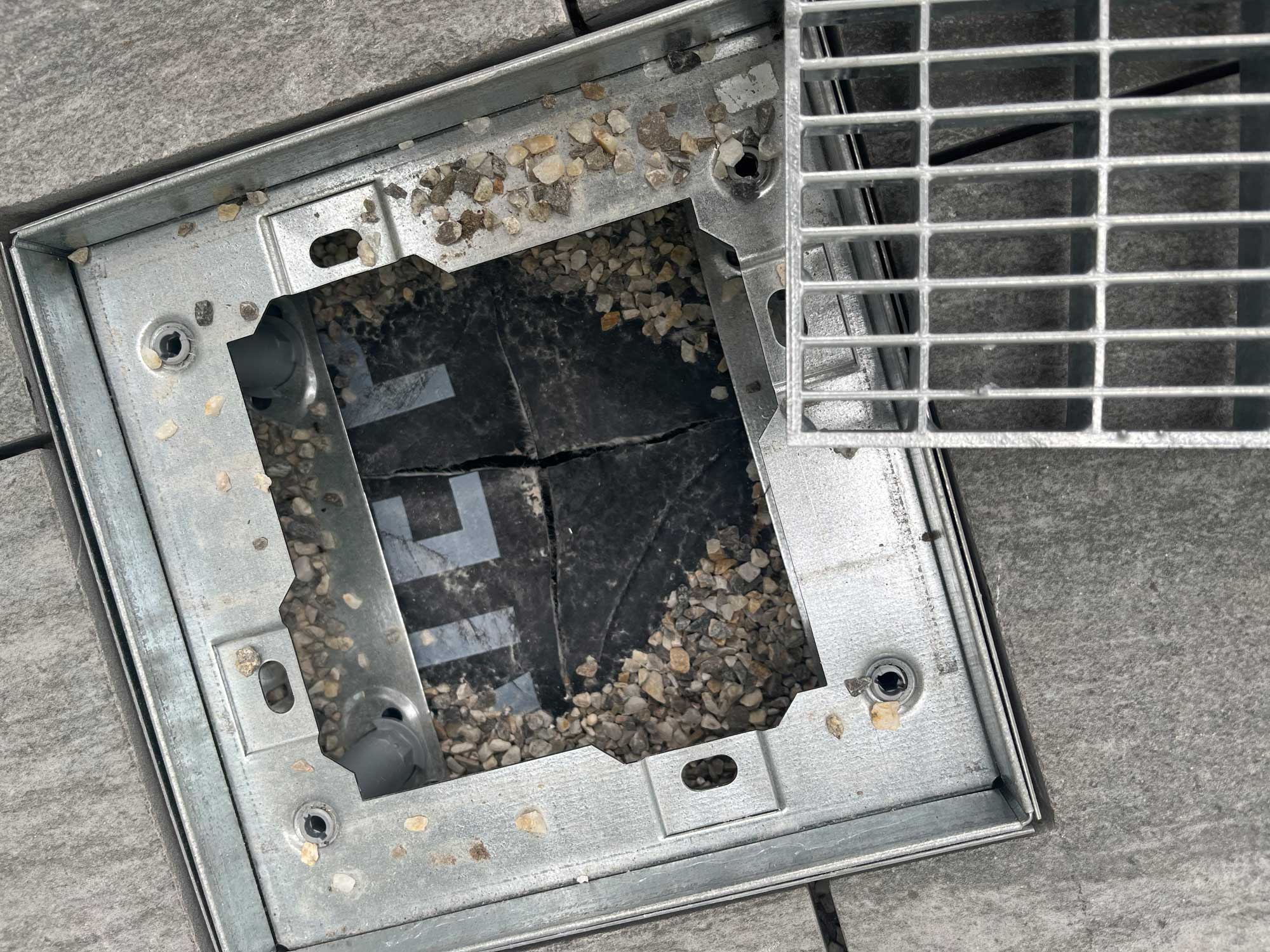 Terrasse und Balkon undicht– Wassereintritte durch fehlenden Notüberlauf und mangelhafte Entwässerung