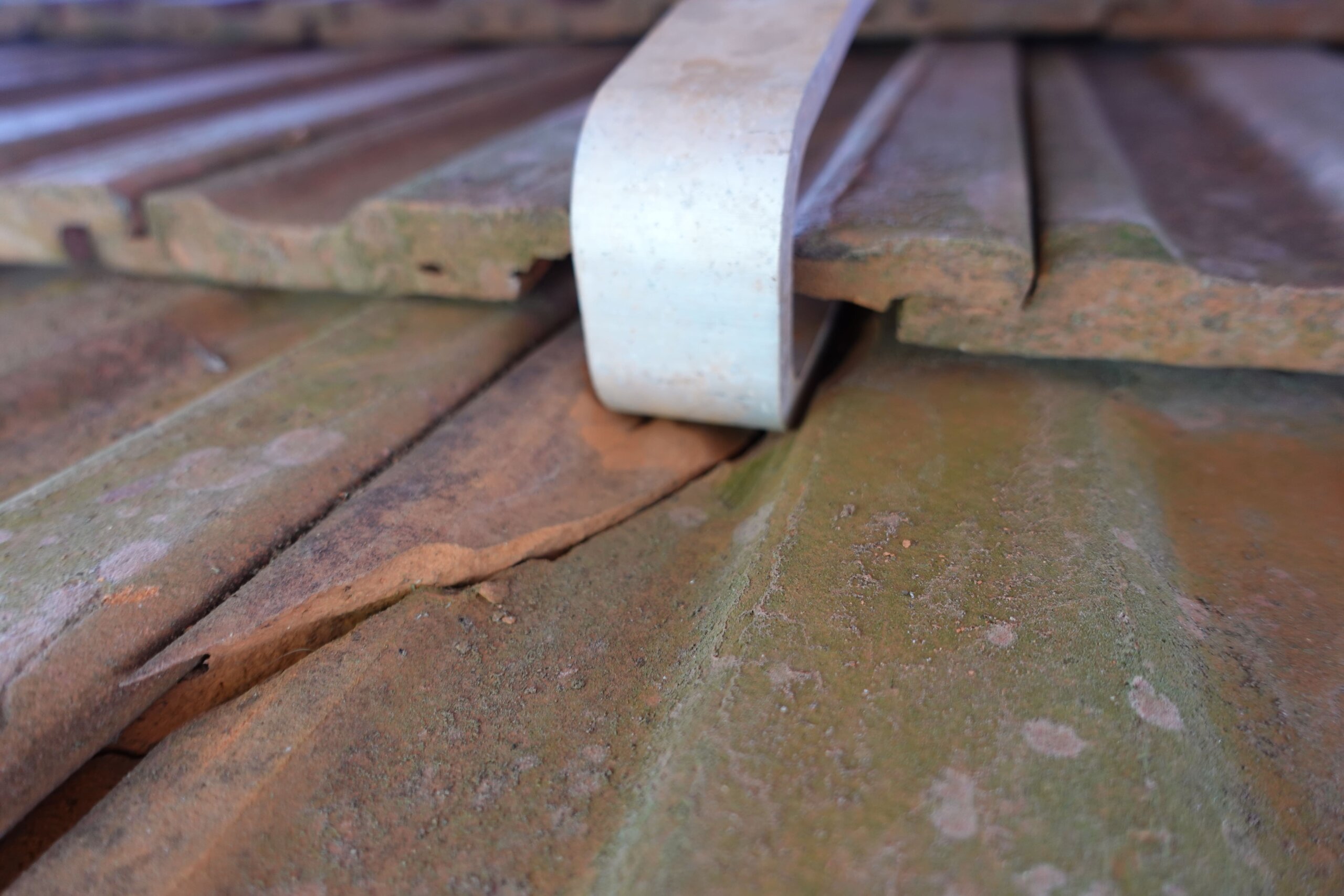 Undichtes Dach nach Photovoltaikmontage – fehlerhafte Lastabtragung der PV- Anlage führte zu Dachschäden