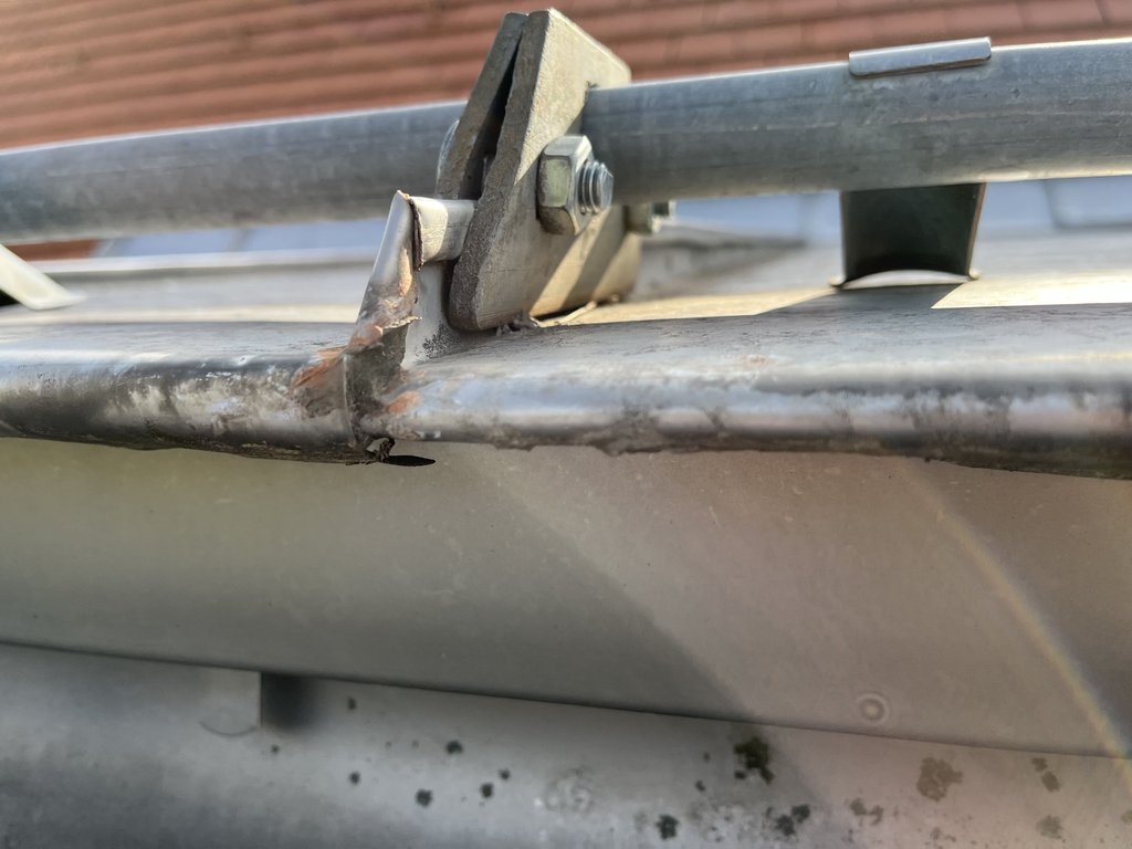 Verschweißte Metallkonstruktion mit Schraubverbindung an Stahlrohren im Außenbereich